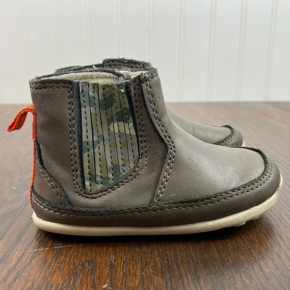 Carter’s Baby Shoes Boots Gray/Tan with Camo‎ On The Side Rubber Bottom Sz 4